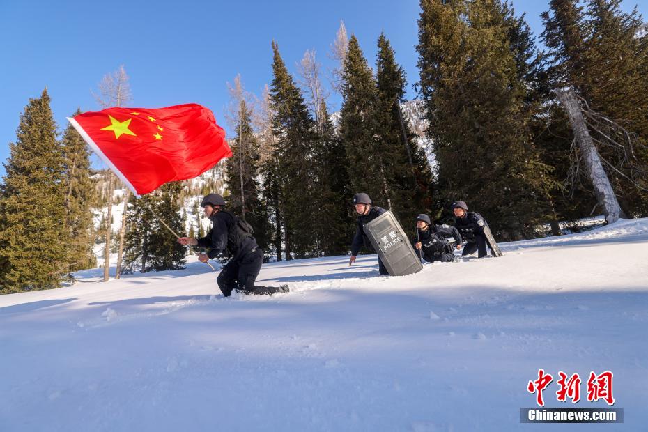 “積雪沒(méi)過(guò)小腿”新疆阿勒泰民警踏雪巡邊