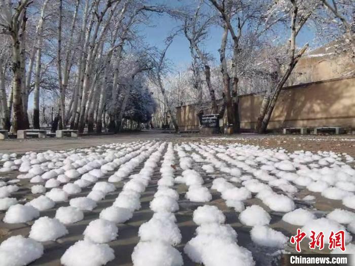 圖為春雪過后的莫高窟美不勝收?！≈鼙笕?攝