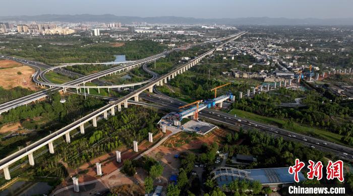 航拍正在建設(shè)的跨越成都繞城高速公路連續(xù)梁施工現(xiàn)場(chǎng)，旁邊依次為已運(yùn)營(yíng)的成渝高速鐵路和機(jī)場(chǎng)高速公路?！⒅铱?攝