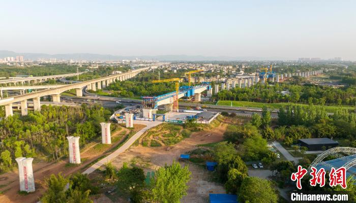 航拍正在建設(shè)的成都至自貢高速鐵路跨成都繞城高速公路連續(xù)梁施工現(xiàn)場(chǎng)?！⒅铱?攝