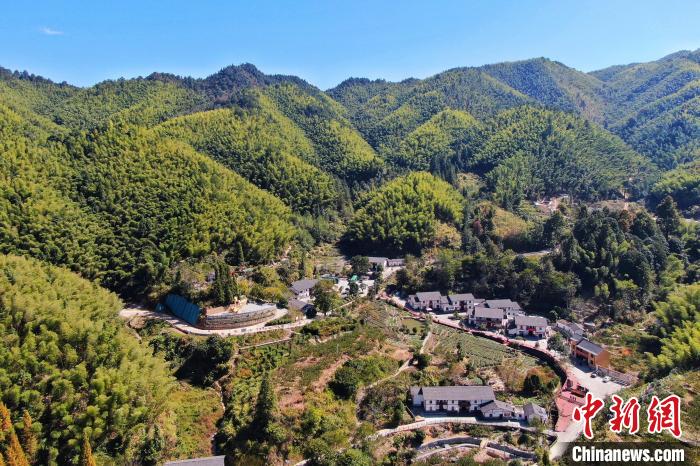 航拍江西井岡山市神山村，青山環(huán)繞，風(fēng)景秀美?！⒘?攝