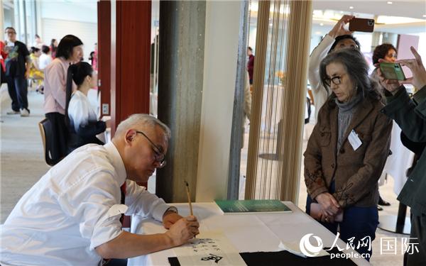 “聯(lián)合國中文日”慶祝活動上進(jìn)行了書法等中國文化展示。人民網(wǎng)記者 尚凱元攝