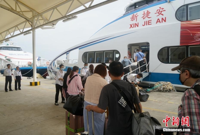 圖為乘客登船準(zhǔn)備從廈門啟航前往金門。福建海事 供圖