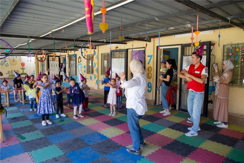 圖為中埃青年志愿者在埃及新開羅幼兒園開展“志愿服務(wù)伴成長，中埃攜手慶六一”活動。中建埃及分公司供圖