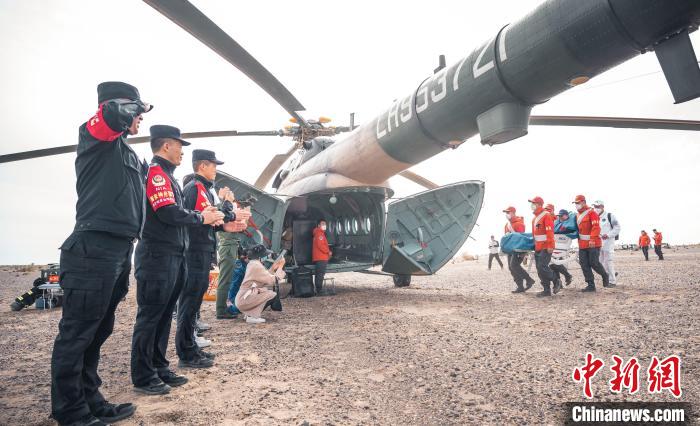 圖為阿拉善邊境管理支隊民警目送航天員登機離開?！缇?攝