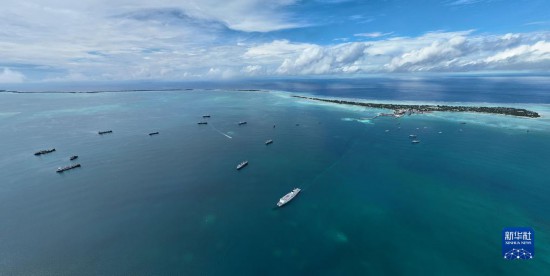 7月22日，中國海軍“和平方舟”號醫(yī)院船結束基里巴斯訪問，駛離塔拉瓦港。新華社發(fā)（桂江波 攝）