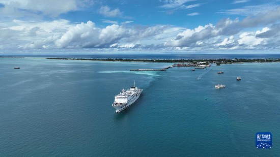 7月22日，中國海軍“和平方舟”號醫(yī)院船結束基里巴斯訪問，駛離塔拉瓦港。新華社發(fā)（桂江波 攝）