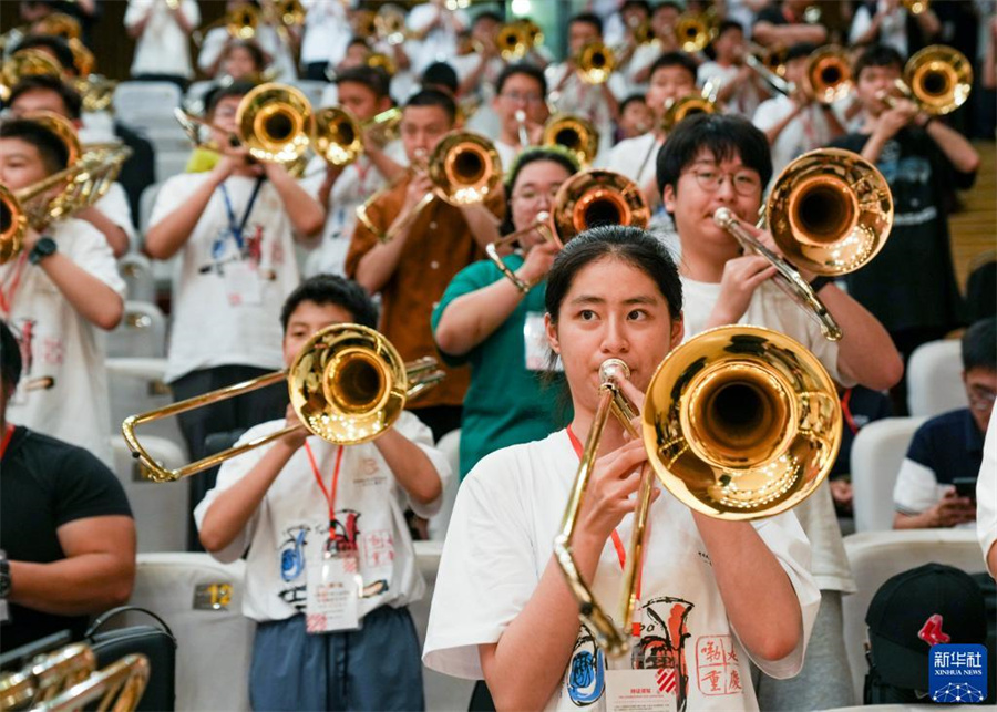 8月1日，在第九屆中國國際低音銅管藝術(shù)節(jié)的一場公益大師課上，低音銅管樂器愛好者在練習(xí)長號(hào)。新華社記者 劉潺 攝