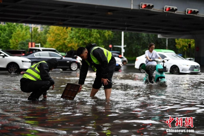 7月30日，河北省持續(xù)發(fā)布暴雨紅色預警信號。受今年第5號臺風“杜蘇芮”殘余環(huán)流影響，7月28日以來，地處華北地區(qū)的河北省大部出現(xiàn)降雨。30日17時，該省氣象臺發(fā)布當日第三次暴雨紅色預警信號。石家莊市城區(qū)不少區(qū)域積水嚴重，城管、環(huán)衛(wèi)、園林、市政等部門緊急出動，聯(lián)合疏堵保暢，筑牢防汛安全屏障。圖為石家莊裕華區(qū)城管局防汛隊員對沿街收水井進行雜物清理，以保證排水暢通。翟羽佳 攝