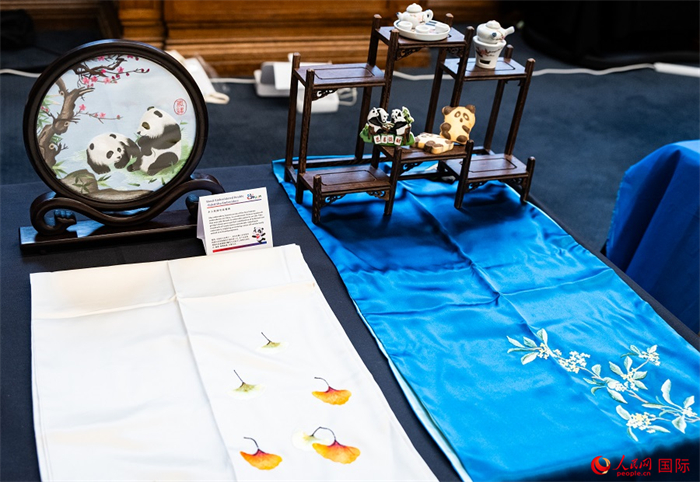 活動現(xiàn)場的現(xiàn)場文創(chuàng)展、互動體驗區(qū)、非遺區(qū)展示。人民網(wǎng) 郭錦標(biāo)攝