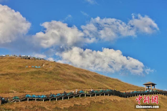 資料圖：圖為江西武功山高山草甸旁的登山步道，游客在登山。 劉力鑫 攝