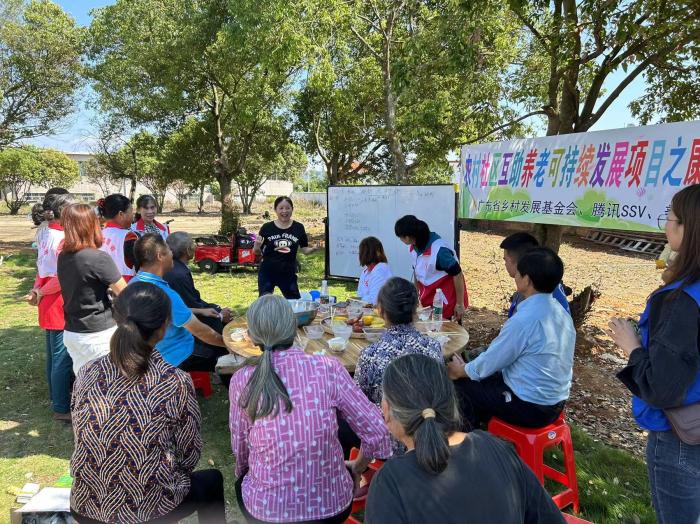 10月23日，廣東韶關(guān)農(nóng)村的互助養(yǎng)老探索，結(jié)合仁化縣董塘鎮(zhèn)新龍村的重陽節(jié)活動，將村支書、婦女主任、項目管理人員、新龍村助老員、村民志愿者、健康熱心的老人聚集在一起。 受訪者供圖