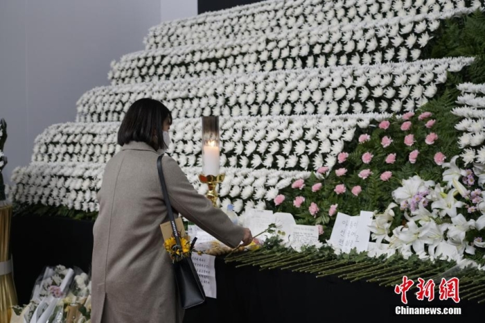 當(dāng)?shù)貢r間11月1日23時45分許，韓國民眾在位于首爾廣場的集體焚香所悼念梨泰院踩踏事故遇難者。 <a target='_blank' href='/'><p  align=