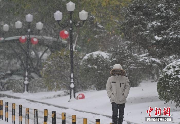 圖為市民在雪中出行。 <a target='_blank' href='/' ><p  align=