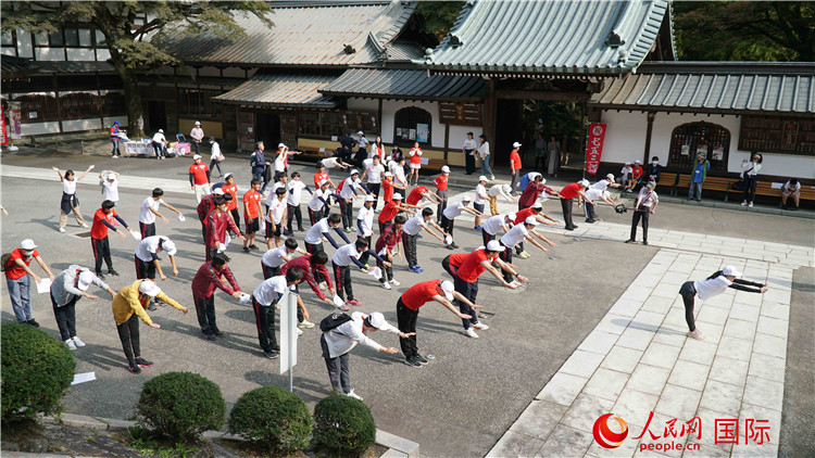 開跑前，中日青少年一起做熱身運(yùn)動(dòng)。人民網(wǎng) 蔣曉辰攝