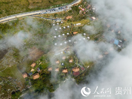 航拍掩映在晨間薄霧中的“花都里·化屋野奢度假營地“。人民網(wǎng) 陽茜攝