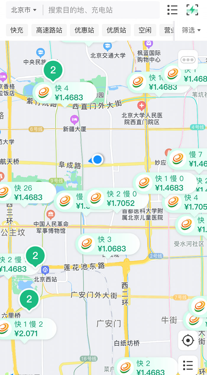 中新財(cái)經(jīng)查詢相關(guān)充電APP發(fā)現(xiàn)，電價(jià)平峰時(shí)段，快充樁的價(jià)格普遍在1.4元度左右。