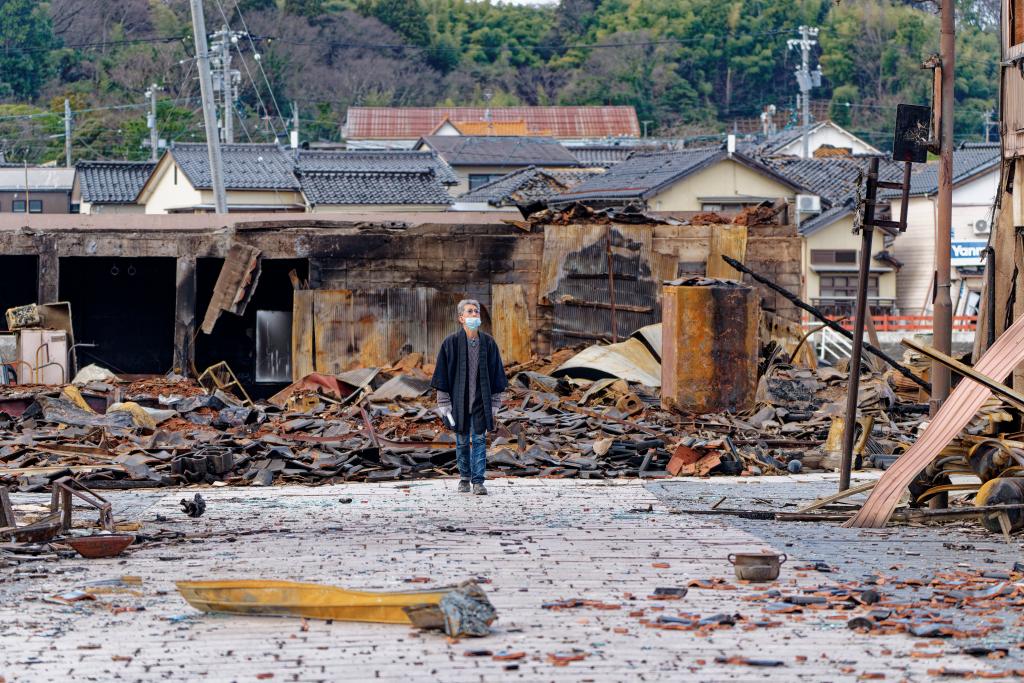 1月4日，一名市民查看日本石川縣輪島市“輪島早市”廢墟。新華社記者張笑宇攝