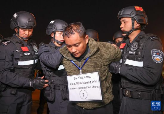 1月30日，在緬甸內(nèi)比都國際機場，緬甸警方依法向我公安機關(guān)移交緬北重大犯罪嫌疑人白應蒼。新華社記者 殷剛 攝