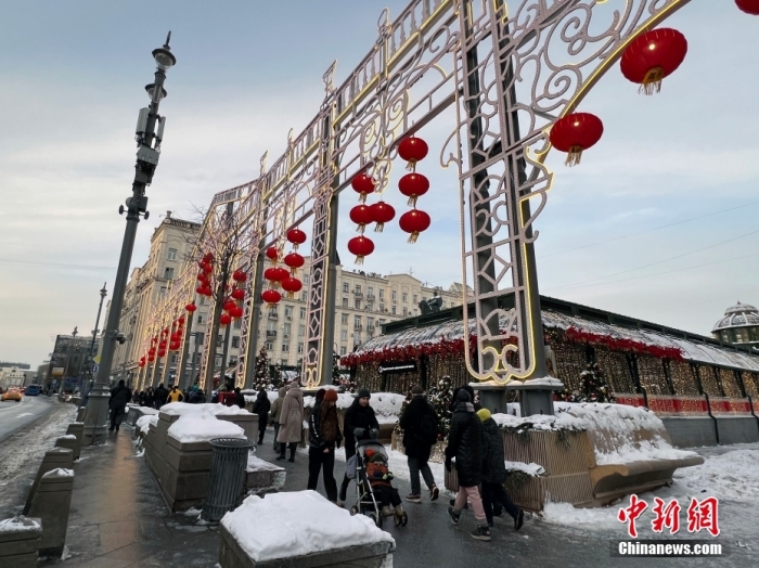 當?shù)貢r間2月9日，中國農(nóng)歷新年慶?；顒訂觾x式在莫斯科市中心的卡梅爾格爾斯基巷舉行。圖為特維爾大街裝飾的中國大紅燈籠。<a target='_blank' href='/'><p  align=