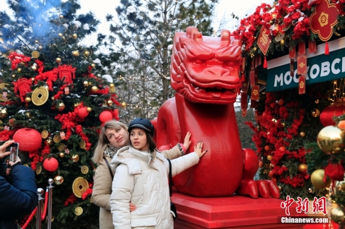 當?shù)貢r間2月9日，中國農(nóng)歷新年慶祝活動啟動儀式在莫斯科市中心的卡梅爾格爾斯基巷舉行。中國駐俄大使張漢暉，俄羅斯外交部發(fā)言人扎哈羅娃，以及俄羅斯文化部和莫斯科市政府官員出席。慶?；顒訉⒊掷m(xù)至18日。圖為當?shù)孛癖娫谔鼐S爾廣場與龍雕塑合影。