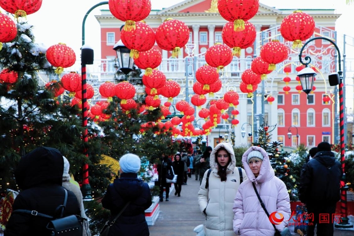 俄羅斯民眾在活動現(xiàn)場參觀游玩。人民網(wǎng)記者 隋鑫攝