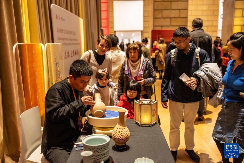 2月11日，參觀者在美國費(fèi)城藝術(shù)博物館舉行的龍年迎新春活動上觀看瓷器制作。新華社發(fā)（周煥新攝）