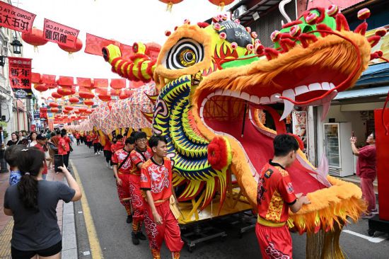 2月1日，由馬來西亞和中國(guó)的100多名青少年組成的舞龍隊(duì)在馬來西亞馬六甲市雞場(chǎng)街上共舞一條近200米的“長(zhǎng)龍”。這是活動(dòng)現(xiàn)場(chǎng)的“長(zhǎng)龍”。新華社記者程一恒攝