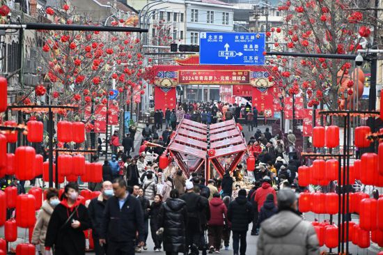 2024年2月18日，游客在2024年青島蘿卜·元宵·糖球會(huì)上消費(fèi)、游玩。新華社記者李紫恒攝