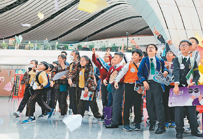 大興機(jī)場(chǎng)迎來(lái)香港快運(yùn)航空首航  香港師生感受內(nèi)地發(fā)展脈動(dòng)