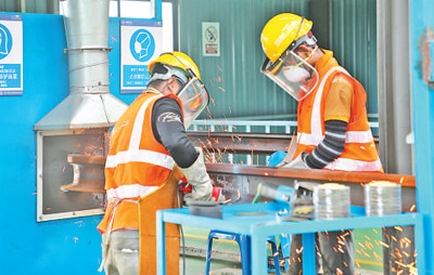 中企承建的馬東鐵項目創(chuàng)造就業(yè)機會超過1.8萬個，合作的當?shù)仄髽I(yè)超過1900家——為促進馬來西亞東西海岸互聯(lián)互通貢獻力量（共建“一帶一路”第一現(xiàn)場）