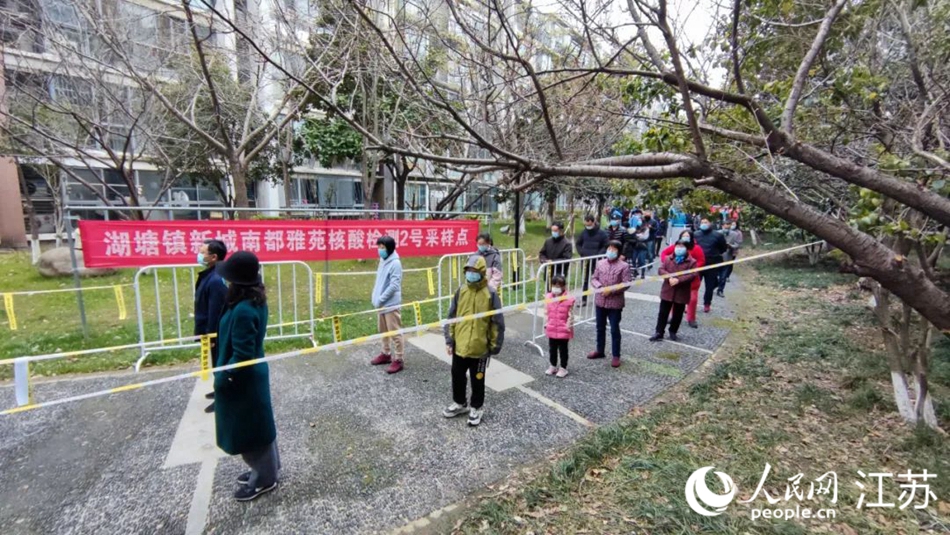 湖塘鎮(zhèn)黨員干部定點(diǎn)、定人、定崗、定責(zé)保障核酸檢測(cè)有序進(jìn)行。 武進(jìn)區(qū)委宣傳部供圖