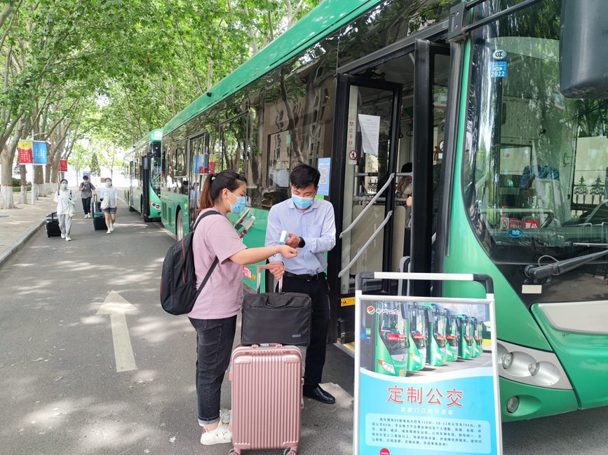 公交車從校園宿舍樓下出發(fā)，直達(dá)鄭州火車站和鄭州東站。崔晨攝