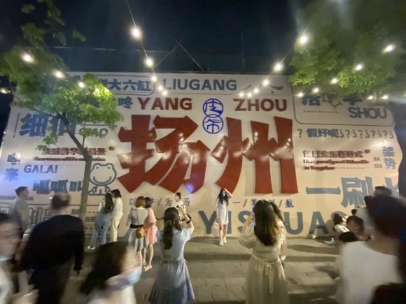 古運河畔的皮市街充滿市井氣息。 人民網(wǎng) 張玉峰攝