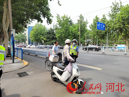 石家莊交警在查處非機動車違章。人民網(wǎng)祝龍超攝