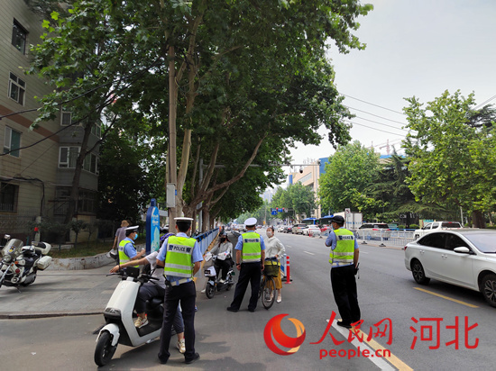 石家莊交警在查處非機動車違章。人民網(wǎng)祝龍超攝