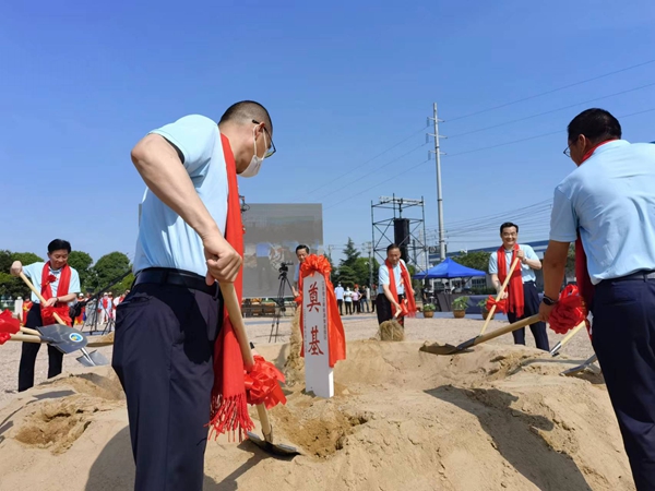 作為今年荷花節(jié)“開場(chǎng)秀”，理士新能源智造園區(qū)項(xiàng)目正式開工。人民網(wǎng) 馬曉波攝