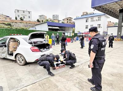 圖為民警對重點車輛是否攜帶毒品進行檢查。省禁毒委供圖