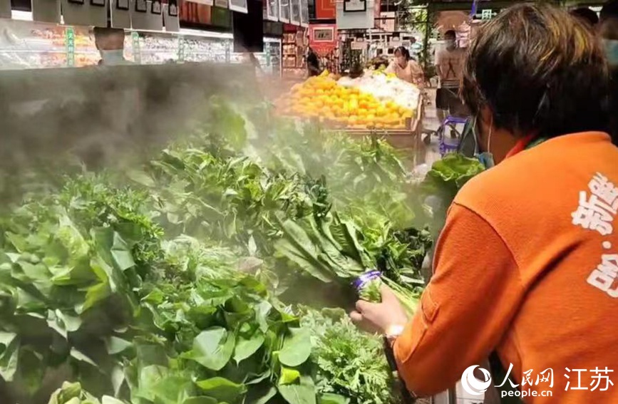 在大潤發(fā)長江北路店里，果蔬、肉蛋等生活必需品種類齊全，供應(yīng)充足，市民正有序選購。無錫市委網(wǎng)信辦供圖