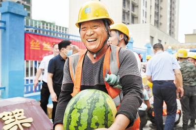 近日，石家莊市橋西區(qū)總工會到中建四局河北分公司某項(xiàng)目工地為一線職工發(fā)放防暑慰問品。圖為領(lǐng)到防暑慰問品的建筑工人露出開心的笑容。 省總工會供圖