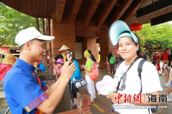 游客在景區(qū)專用通道體驗“海南旅游年卡”快捷服務 檳榔谷景區(qū)供圖