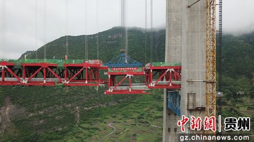 5月30日，貴州習水，世界山區(qū)峽谷第一高塔懸索橋——赤水河大橋最后一節(jié)鋼桁梁正在拼裝。赤水