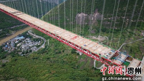 這三個圖說寫5月30日，貴州習水，世界山區(qū)峽谷第一高塔懸索橋——赤水河大橋順利合龍。