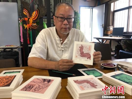 圖為徐晉林展示藏書(shū)票?！⌒煅?攝