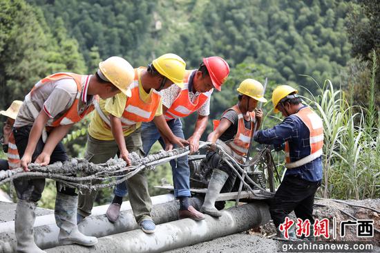 8月13日，融水苗族自治縣境內(nèi)的羅融二級公路施工路段，工人們正冒著37℃的高溫在進行作業(yè)。