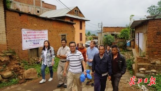 在尼泊爾，武漢市土地利用和城市空間規(guī)劃研究中心設計團隊現(xiàn)場踏勘。(武漢市土地利用和城市空間規(guī)劃研究中心 供圖)