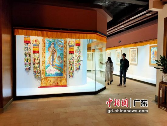 80余幅國家級(jí)非遺大師希熱布唐卡作品東莞展出。圖為展出的唐卡作品色澤鮮艷(徐倩 攝)