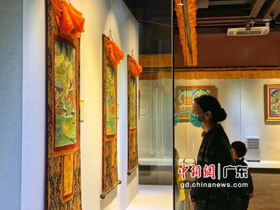 80余幅國家級(jí)非遺大師希熱布唐卡作品東莞展出。圖為充滿神秘色彩的唐卡作品吸引人駐足觀看(徐倩 攝)