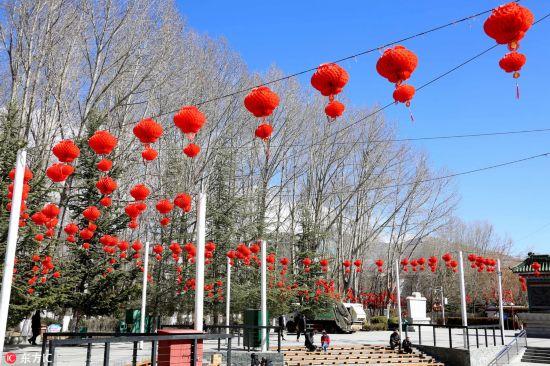 2月10日，古城拉薩宗角祿康公園紅彤彤的燈籠高掛，洋溢著濃郁的節(jié)日喜慶氛圍。