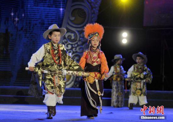 8月3日晚，四川理塘縣一群藏族小帥哥和小美女帶來了一場(chǎng)精彩的藏族服飾秀，小朋友們穿著漂亮的藏裝現(xiàn)場(chǎng)刮起了“最炫民族風(fēng)”，引臺(tái)下觀眾掌聲、喝彩聲不斷。 劉忠俊 攝